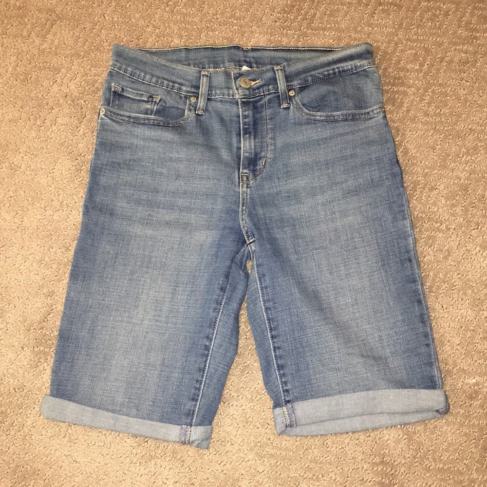 NWOT Levi’s Shorts 28in Waist